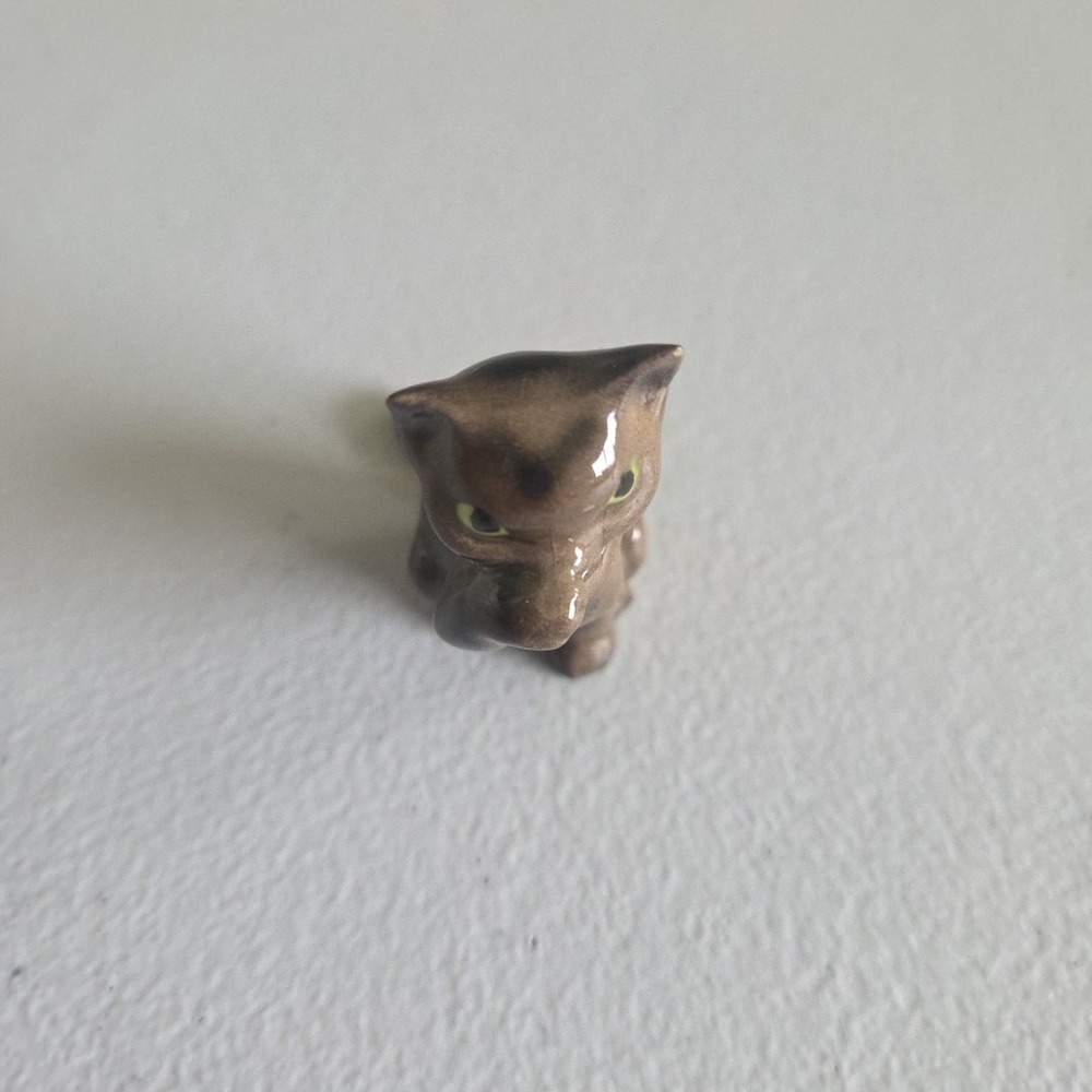 Hagen Renaker Thumb Sucking Cat Miniature Figure Style A-367